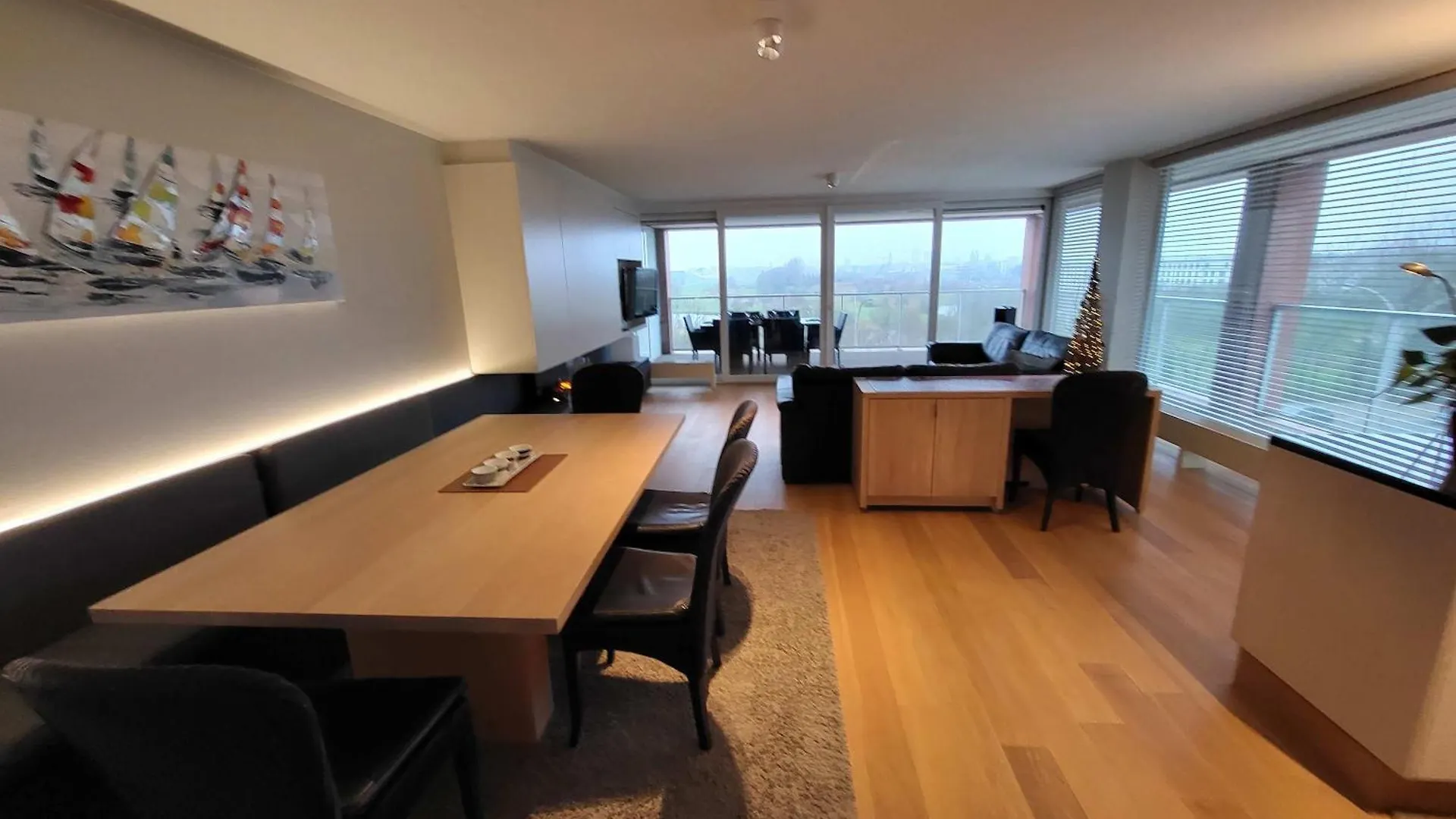 Spacious Apartment With Large Terrace & Parking In 奥斯滕德
