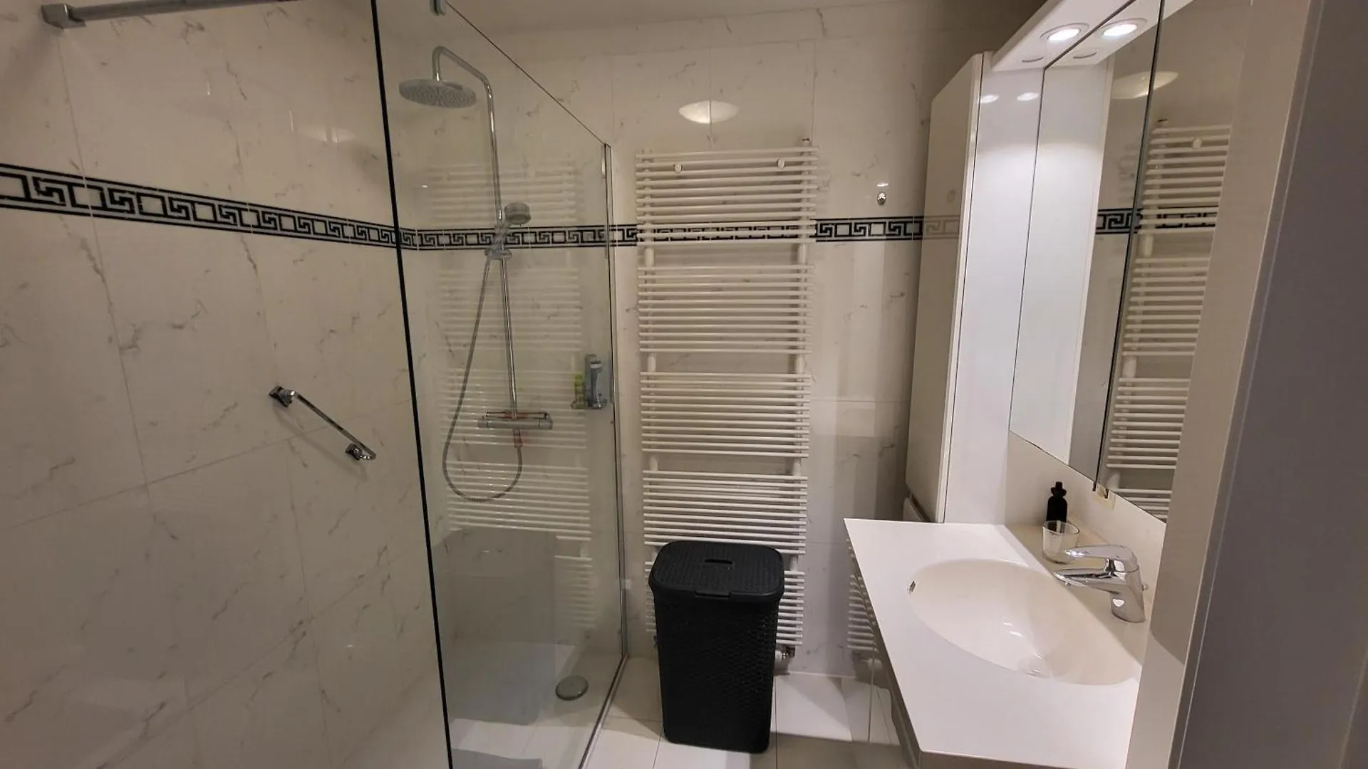 Spacious Apartment With Large Terrace & Parking In 奥斯滕德